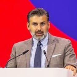 Portrait of Dr Ashkan Shoamanesh